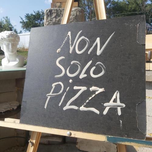 Sijil, anugerah, tanda atau dokumen lain yang dipamerkan di Non Solo Pizza
