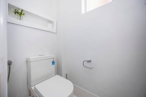 Baño blanco con aseo blanco y lavamanos en Apartment 8 Burswood, en Perth