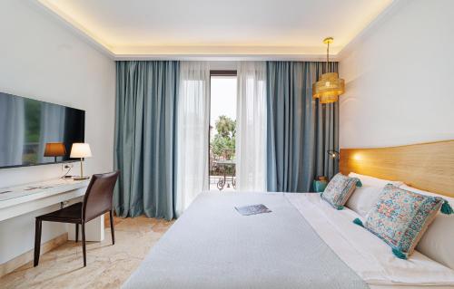 Cette chambre comprend un lit et un bureau. dans l'établissement Sierra Blanca Resort and Spa, à Marbella