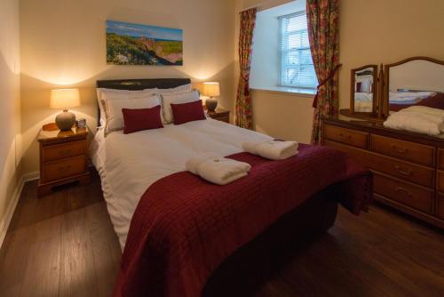 A bed or beds in a room at The Mill Inn Apartments 