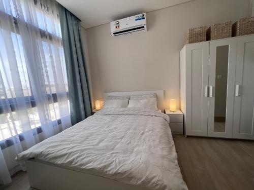 Postel nebo postele na pokoji v ubytování Lotus Apartment Hawana Salalah