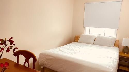 une chambre avec un lit, un bureau et une fenêtre dans l'établissement #304 Mountain View 1BR in Canmore DT, à Canmore