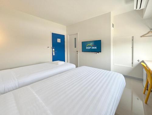 Postel nebo postele na pokoji v ubytování HOP INN Ratchaburi