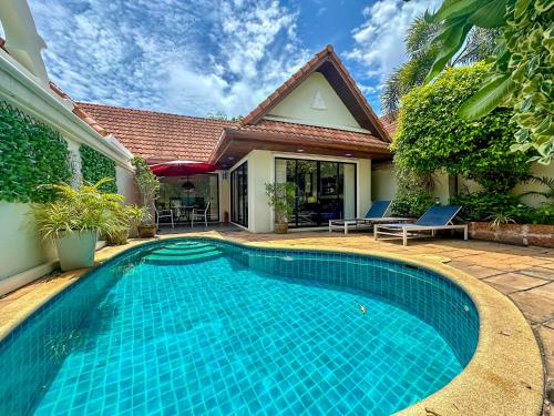 a swimming pool in front of a house at VIEW TALAY VILLAs POOL 53, JOMTIEN BEACH, PATTAYA in Jomtien Beach