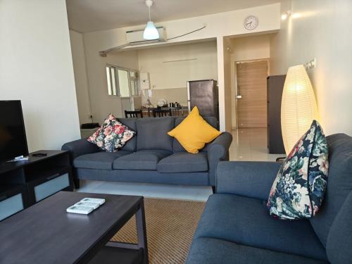 ein Wohnzimmer mit zwei blauen Sofas und einem Tisch in der Unterkunft Bridge view 2BHK at Dabolim Goa in Dabolim