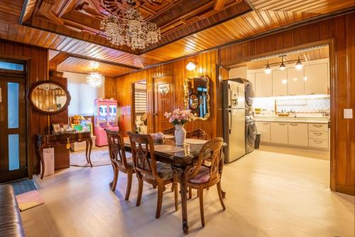 une cuisine et une salle à manger avec une table et des chaises dans l'établissement Stay Seoul Station, à Séoul