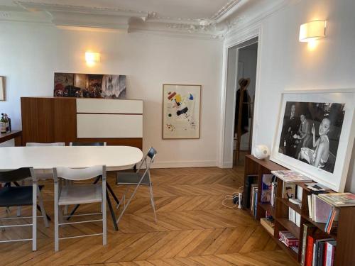 un salon avec une table blanche et une table de salle à manger dans l'établissement Paris West LivingTrendy area spacious apt 2BR Opéra Montmartre, à Paris