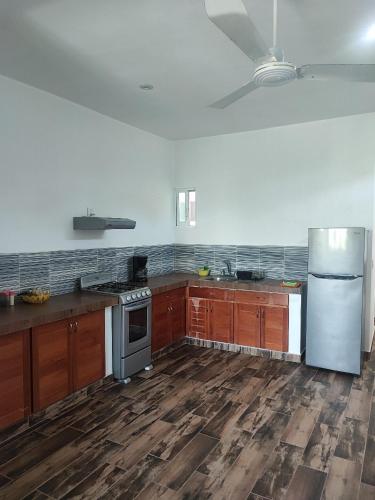 Una cocina o zona de cocina en Adelfa Suites