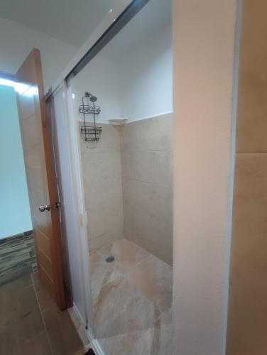 Un baño de Adelfa Suites