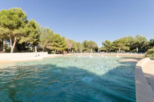 - une piscine avec des personnes à l'eau dans l'établissement Les Maisons de Pont Royal en Provence - maeva Home - Maison climatisée pour 8 Personnes avec jardin privatif et terrasse MAE-2283, à Mallemort