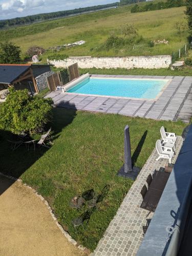 - une vue sur la piscine dans la cour dans l'établissement La Bohal' Loire, à La Bohalle