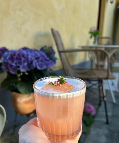 クレサーレにあるSuviste Guesthouseの飾りの付いた飲み物を持っている人