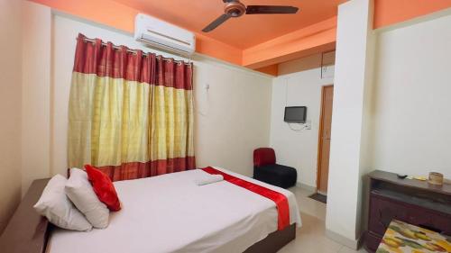Un dormitorio con una cama con una cortina roja. en Hotel The Sylhet International, en Dhaka