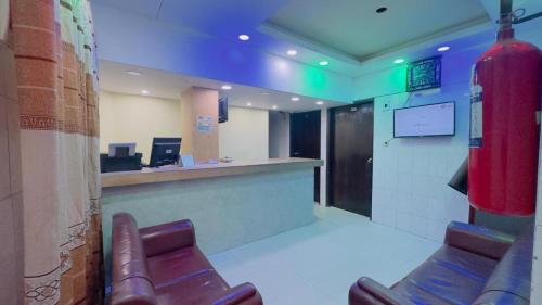Una sala de espera con sillas y un bar en un hospital. en Hotel The Sylhet International, en Dhaka