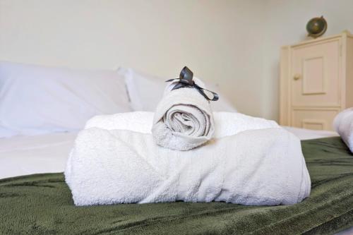 uma toalha sentada em cima de uma cama em Seconda fila mare by WeHostYou aria condizionata parcheggio em Lido di Fermo