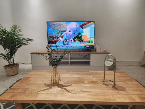 TV a/nebo společenská místnost v ubytování Petaling Jaya SS17 Landed Home 5 Bedrooms for up to 18pax, Eastin Hotel, Jaya One, University Malaya,TTDI, Phileo Damansara