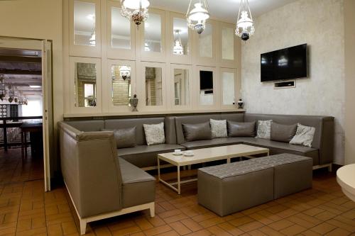 a living room with a couch and a table at Varga Tanya Hotel in Kerekegyháza