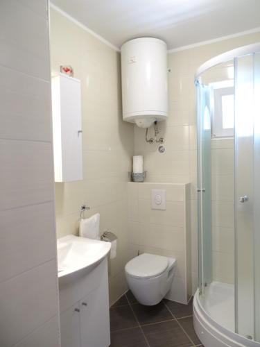 Kúpeľňa v ubytovaní 4pax Apartment ON THE BEACH with garden, sea view, terrace & parking - Ap A1