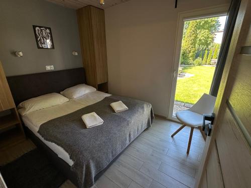 ein Schlafzimmer mit einem Bett mit zwei Handtüchern darauf in der Unterkunft Domek w centrum miasta in Malbork