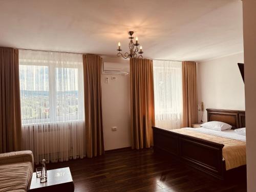 ein Schlafzimmer mit einem Bett und einem großen Fenster in der Unterkunft Едем in Brzezhany