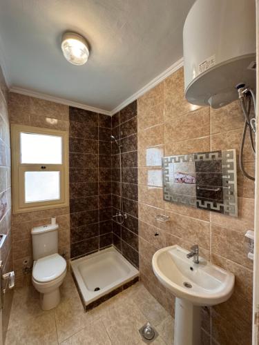 a bathroom with a toilet and a sink and a shower at Cozy villa in Stella Heights 3 bed rooms - North Coast فيلا ستيلا هايتس الساحل الشمالي - سيدي عبدالرحمن in El Alamein