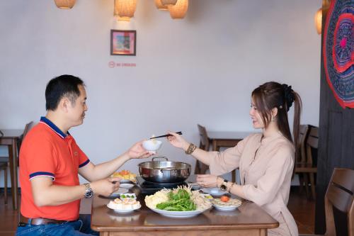 ホテルの敷地内または近くでの食事または食べ物