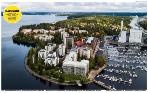 une vue aérienne sur une ville avec un port de plaisance dans l'établissement Upea loftsuite, järvinäkymä, wifi, sauna & spa, à Tampere