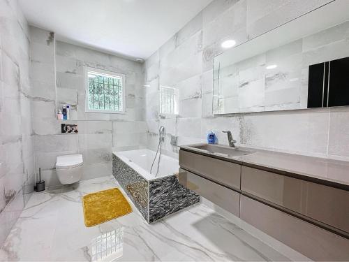 une salle de bain avec une baignoire, des toilettes et un lavabo dans l'établissement VillaNorah, à Le Rouret