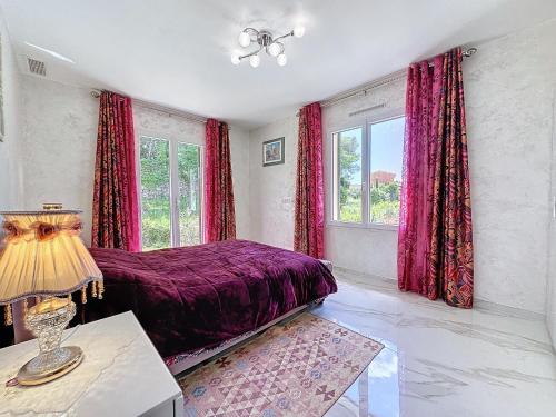 une chambre avec un lit violet et une fenêtre dans l'établissement VillaNorah, à Le Rouret