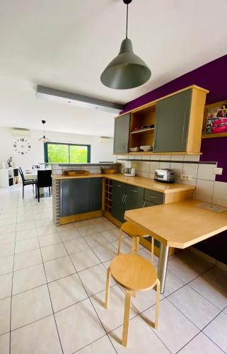 une cuisine avec une table et une salle à manger dans l'établissement Maison du periel, à Mordelles