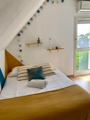 une chambre avec un grand lit dans un grenier dans l'établissement Maison du periel, à Mordelles