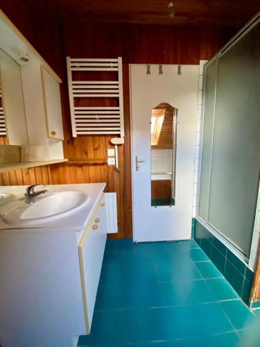 une salle de bain avec un lavabo blanc et une douche dans l'établissement Maison du periel, à Mordelles