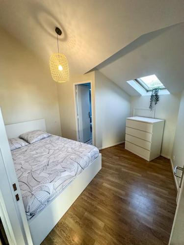 une chambre avec un lit et une commode dans l'établissement Appartement cosy, à Souillac