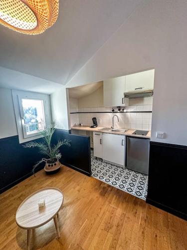 - une grande cuisine avec une table et une table sidx sidx dans l'établissement Appartement cosy, à Souillac