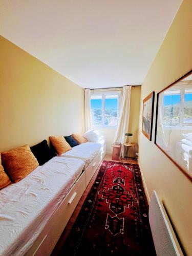 - une chambre avec un grand lit dans une pièce dotée d'une fenêtre dans l'établissement Terrasse vue mer, Saint-Tropez, à Saint-Tropez