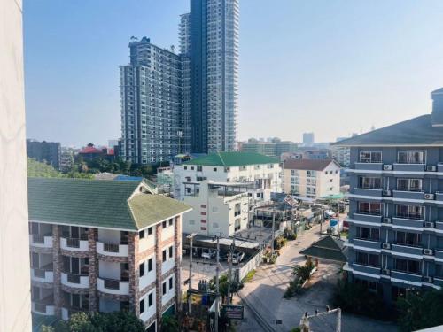 una vista aérea de una ciudad con edificios altos en Tycoon suite pattaya, en Pattaya central