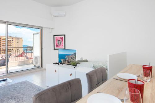 une salle à manger avec une table et une grande fenêtre dans l'établissement Studio proche Monaco, à Beausoleil