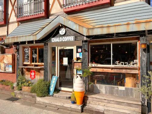 a building with an ice cream shop on a street at ザホテル湯沢オリエンタル in Yuzawa