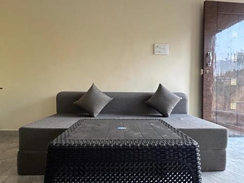 Un lugar para sentarse en Cozy Room 1Bhk with Lift 502