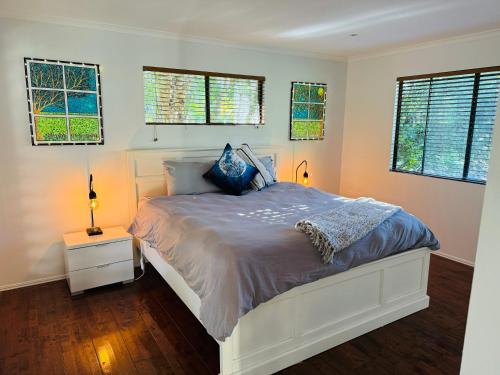 Säng eller sängar i ett rum på Crystal Cottage Retreat- Escape to the Hinterland!