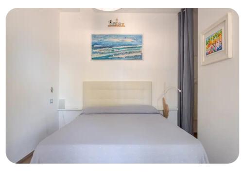 Bett in einem weißen Zimmer mit in der Unterkunft PETRA BIANCA Charming House in Mattinata