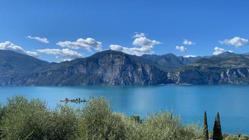 a view of a lake with mountains in the background at BB Kasa Katia in Malcesine