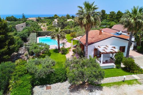 une vue aérienne d'une maison avec piscine dans l'établissement Villa New Charme, à Castellammare del Golfo