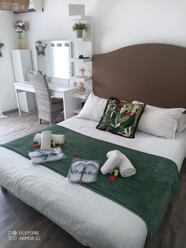 Una cama con toallas y chanclas. en Villa de charme avec piscine, en Toulon