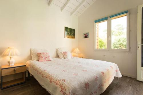 Ένα ή περισσότερα κρεβάτια σε δωμάτιο στο Studio indépendant dans un jardin - Hossegor