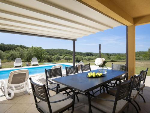 Bazén v ubytování Elegant Villa with Private Pool nebo v jeho okolí