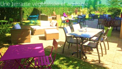 Campanile Marmande في مارماند: مجموعة طاولات وكراسي في ساحة