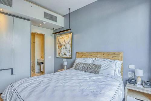 Johannesburg的住宿－Sandton Self-Catering Apartment，一间带大床的卧室和一间浴室