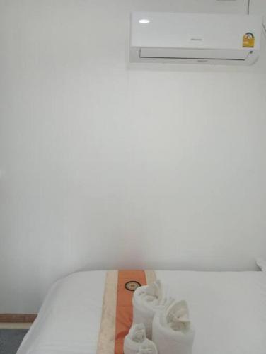 Little Gem Seaside Homeにあるベッド