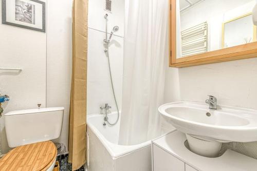 une salle de bain avec un lavabo, des toilettes et une douche dans l'établissement Le petit Cosy, à Grenoble